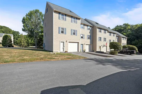 $2,675 | 37 Fords Landing Drive, Dover, NH 03820