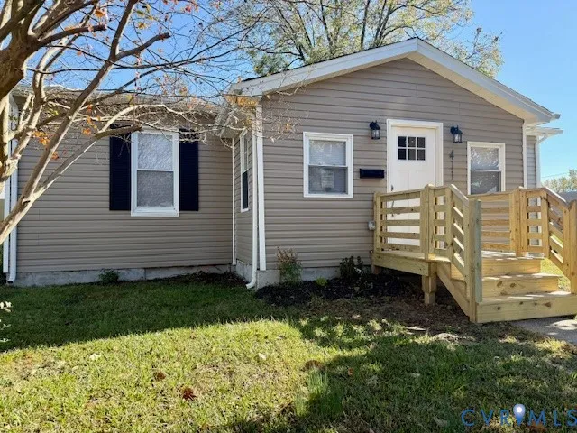 a view of a house with a yard