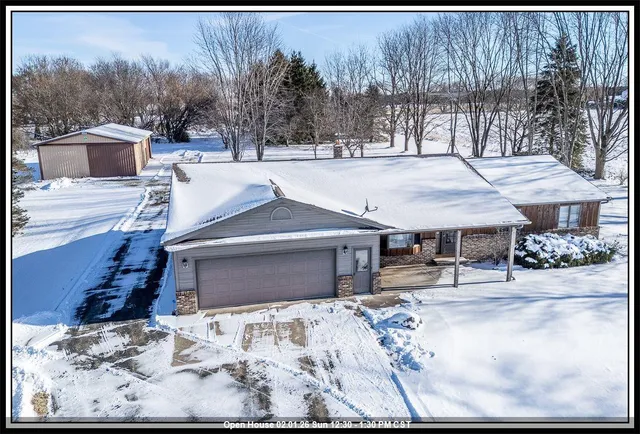 $475,000 | N5558 County Road West, New London, WI 54961