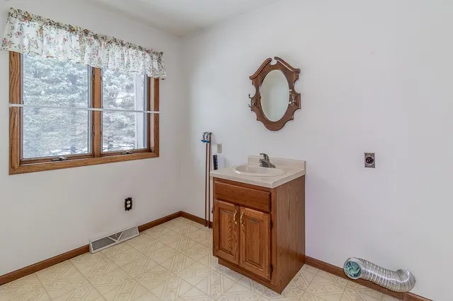 $475,000 | N5558 County Road West, New London, WI 54961