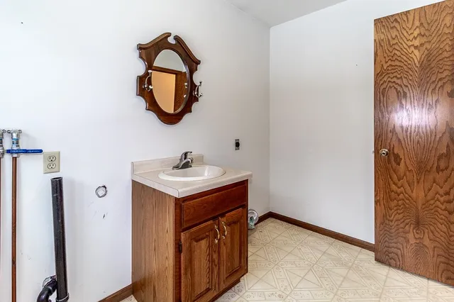 $475,000 | N5558 County Road West, New London, WI 54961