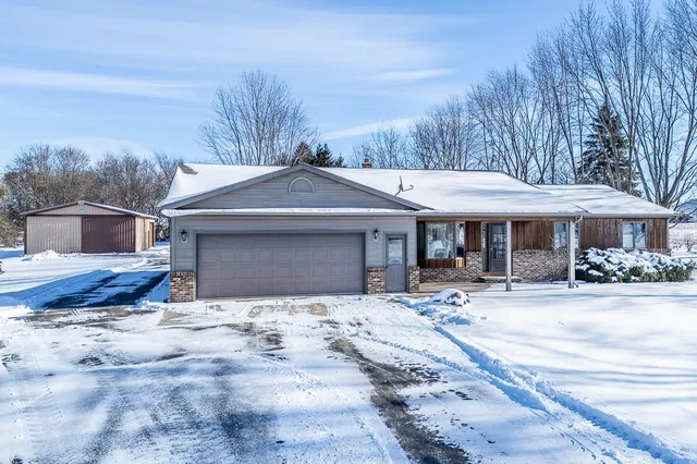 $475,000 | N5558 County Road West, New London, WI 54961