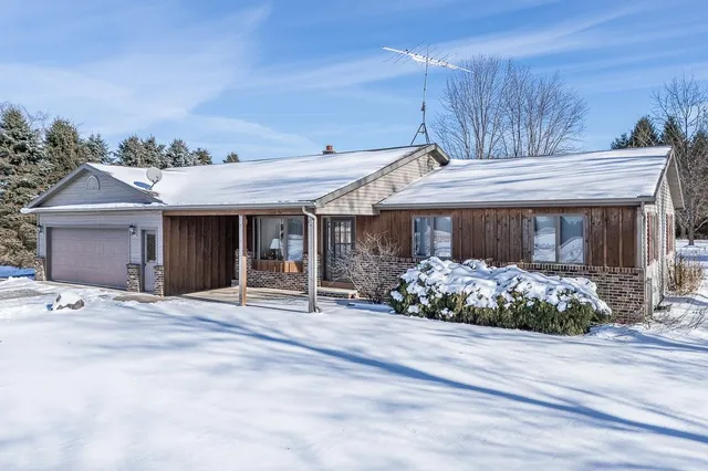 $475,000 | N5558 County Road West, New London, WI 54961