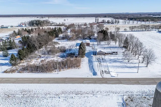 $475,000 | N5558 County Road West, New London, WI 54961