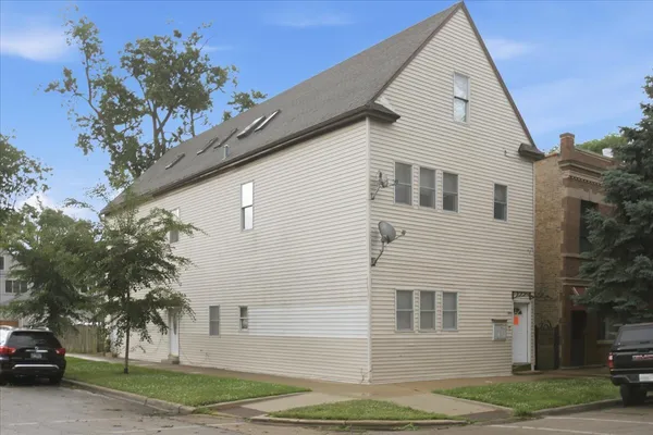 $1,100,000 | 3859 North Whipple Street, Chicago, IL 60618