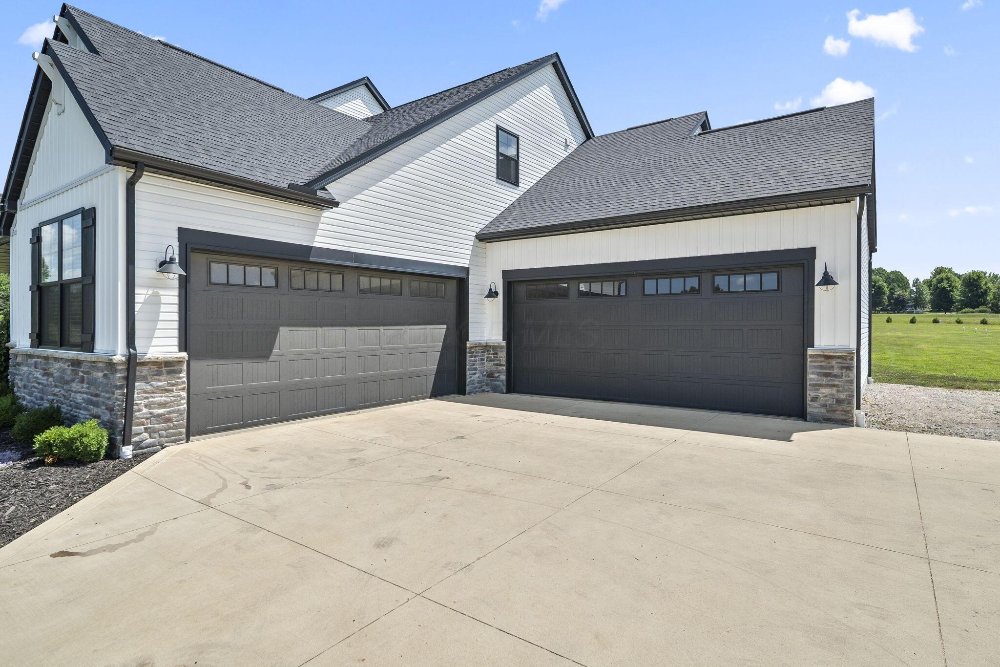 3364 Tschopp Road Northeast Lancaster, OH 43130 - Photo 4 of 80 4-car Attached Garage