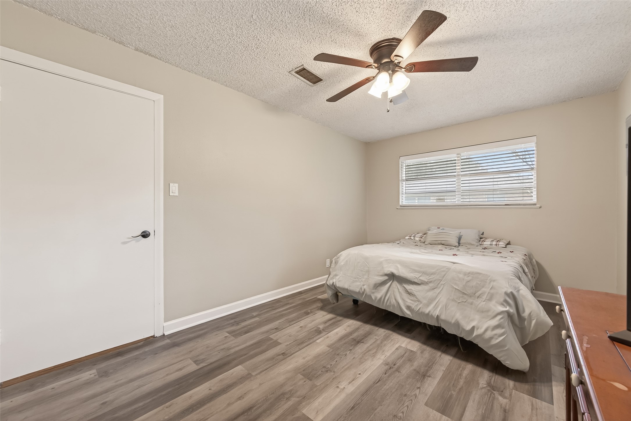 9525 Gene Street Needville, TX 77461 - Photo 38 of 48 a bedroom with a bed and a window