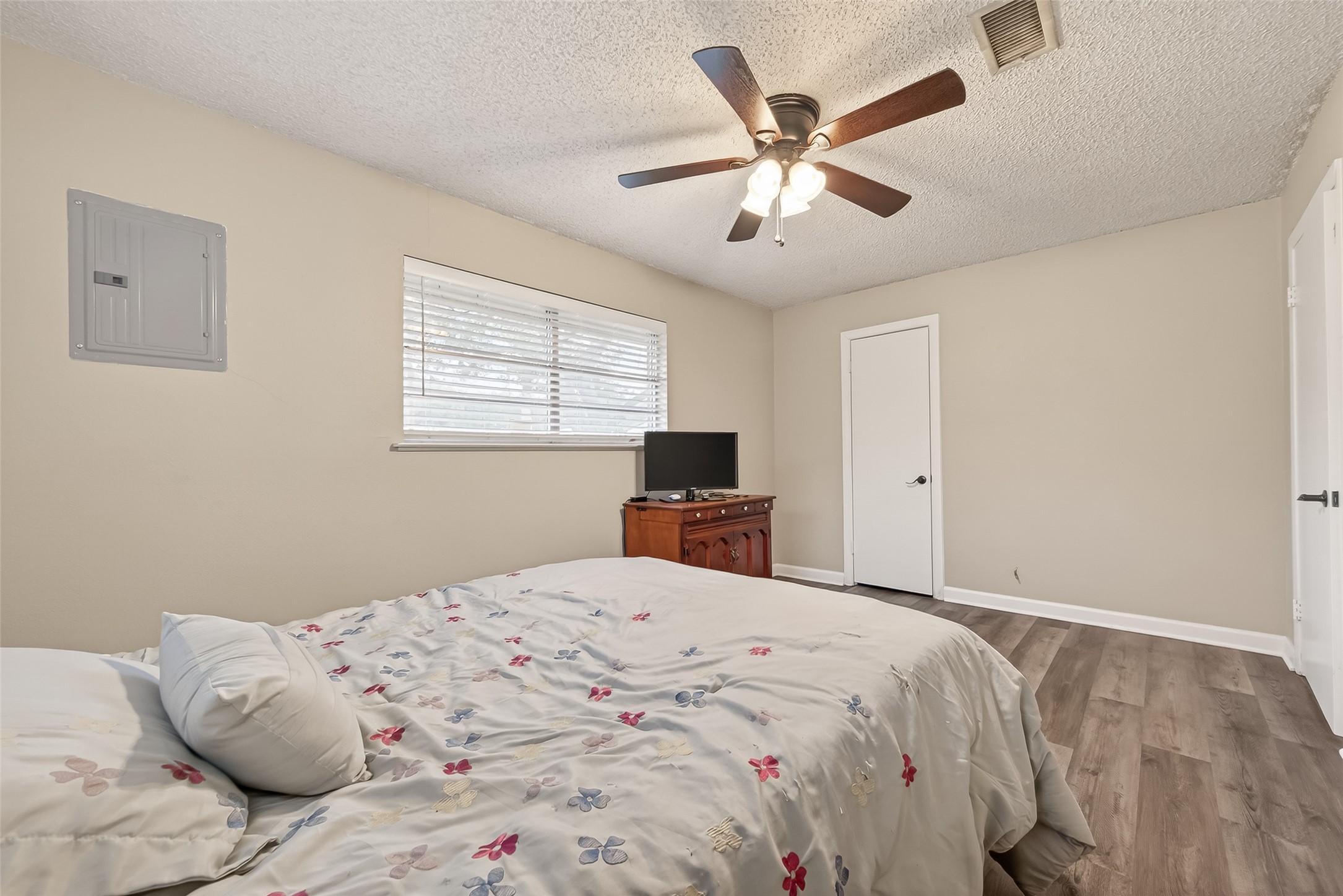9525 Gene Street Needville, TX 77461 - Photo 40 of 48 a bedroom with a large bed and a window