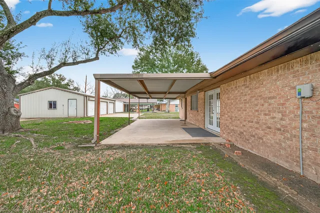a view of an house with backyard and garden