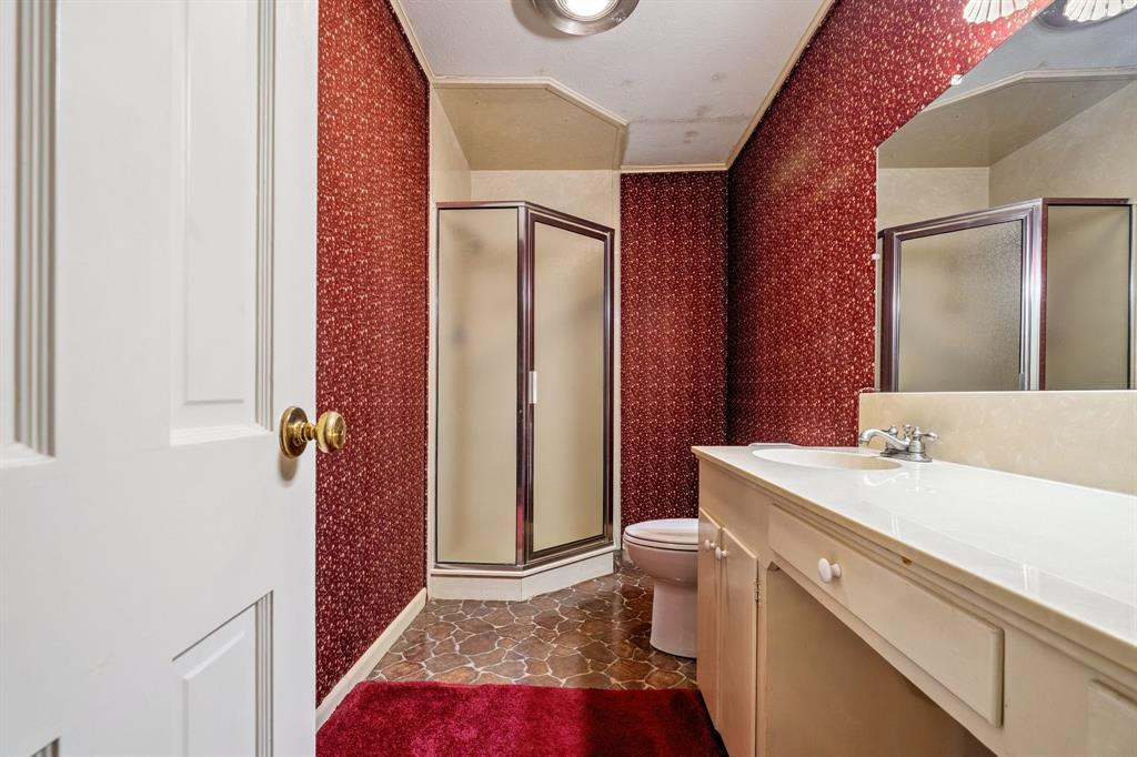 2617 Park Street Commerce, TX 75428 - Photo 21 of 34 a bathroom with a sink a toilet and shower