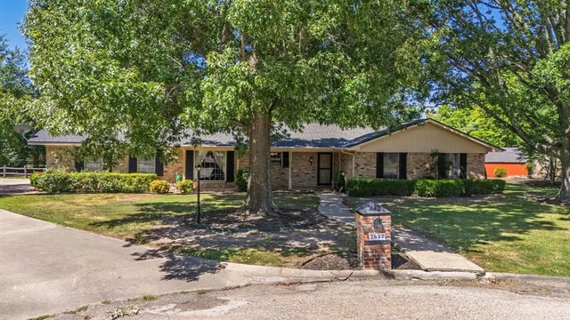 a front view of house with yard and garage