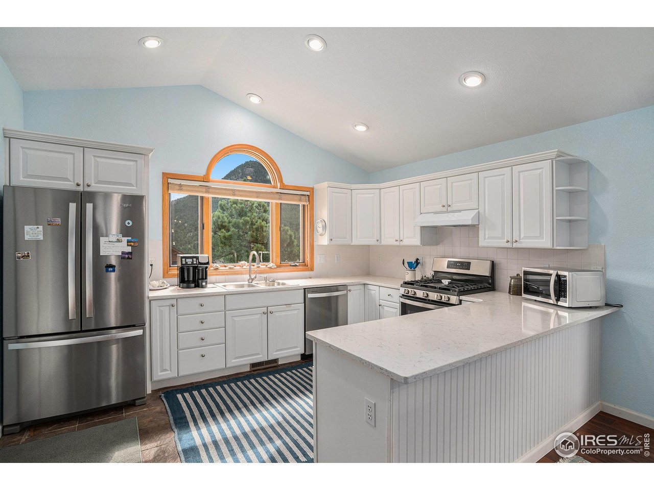 677 Cedar Ridge Circle, Unit 5 Estes Park, CO 80517 - Photo 5 of 20 Updated kitchen with bar