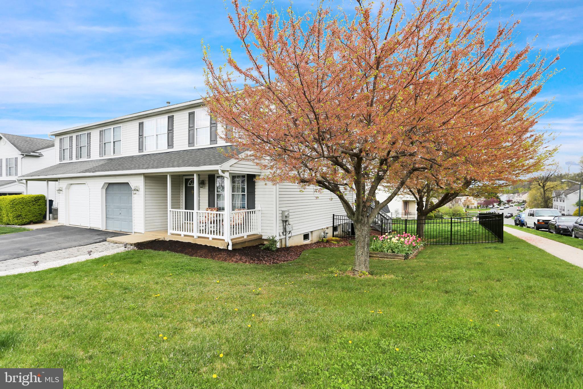 375 Oneida Drive Reading, PA 19608 - Photo 3 of 35