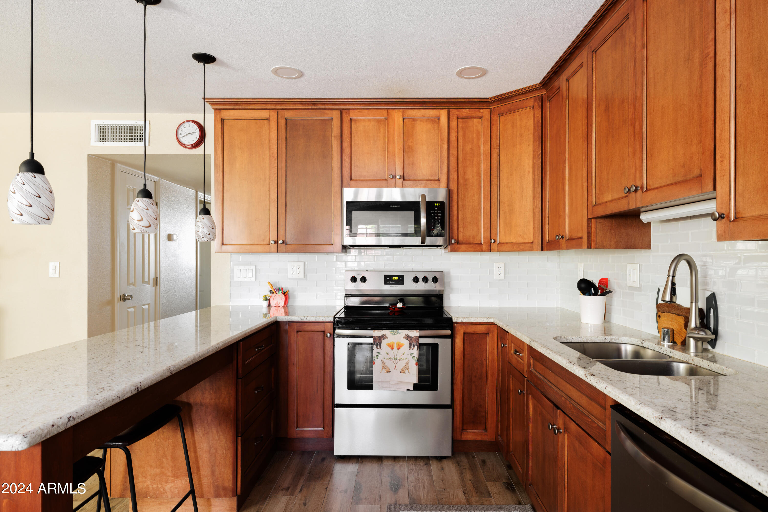 5525 East Thomas Road, Unit C2 Phoenix, AZ 85018 - Photo 2 of 34 Kitchen