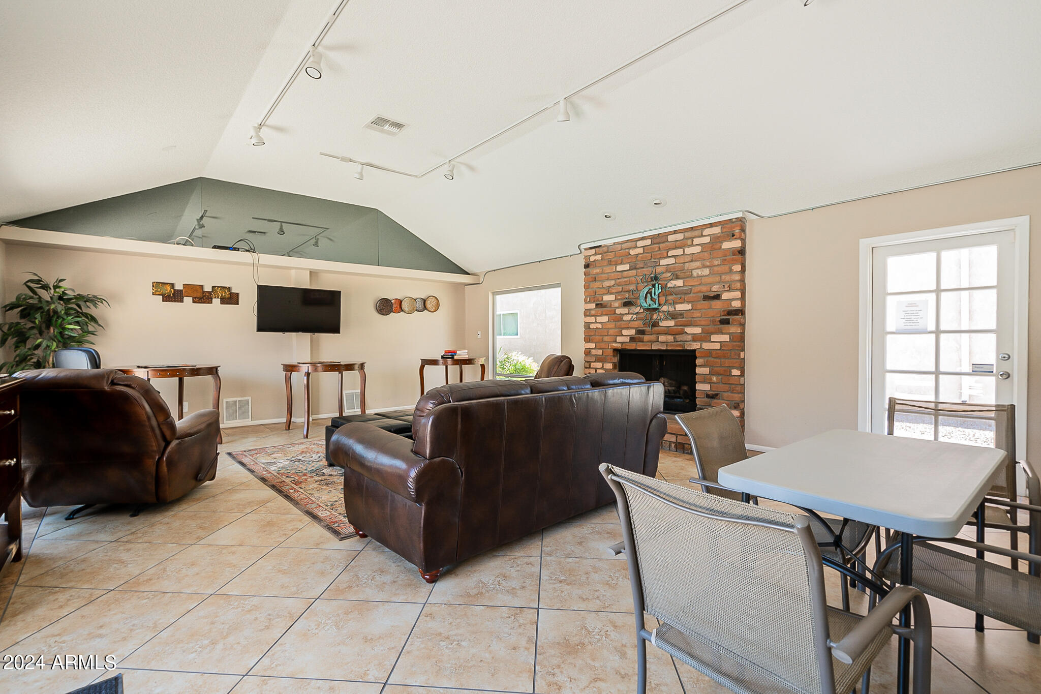 5525 East Thomas Road, Unit C2 Phoenix, AZ 85018 - Photo 26 of 34 Club House