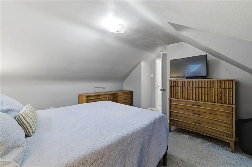 870 Middle Road Pittsburgh, PA 15234 - Photo 19 of 34 a view of livingroom with furniture