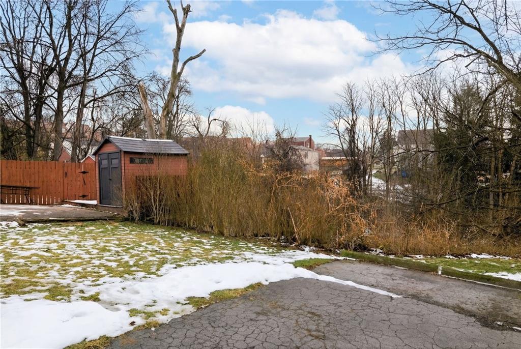 870 Middle Road Pittsburgh, PA 15234 - Photo 28 of 34 a backyard of a house