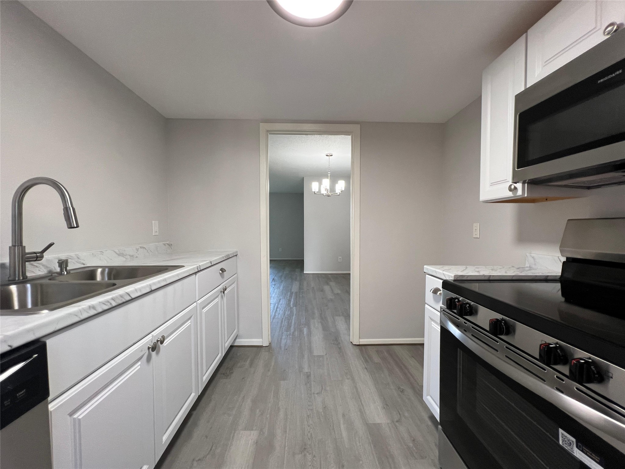 7012 Jetty Lane Houston, TX 77072 - Photo 7 of 24 a kitchen with a sink stove and microwave