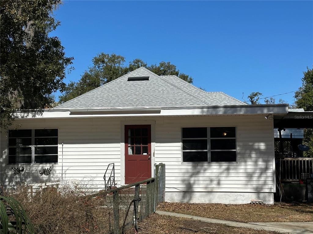 513 West Main Street Wauchula, FL 33873 - Photo 14 of 43 a front view of a house with garage