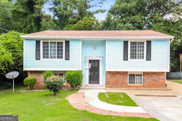 a view of a house with a yard