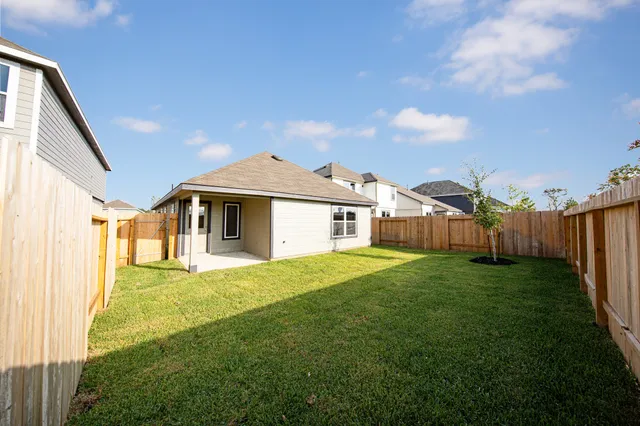 a view of a yard in front of a house with a big yard