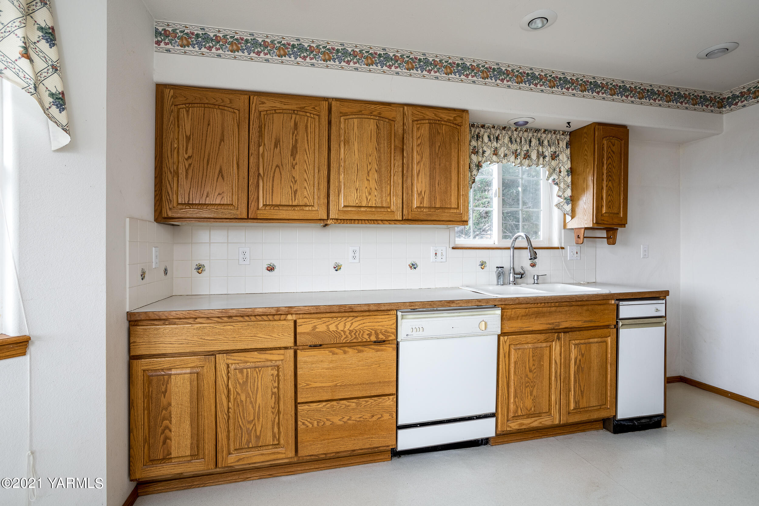 1212 Meadowbrook Road Yakima, WA 98903 - Photo 11 of 36 Kitchen