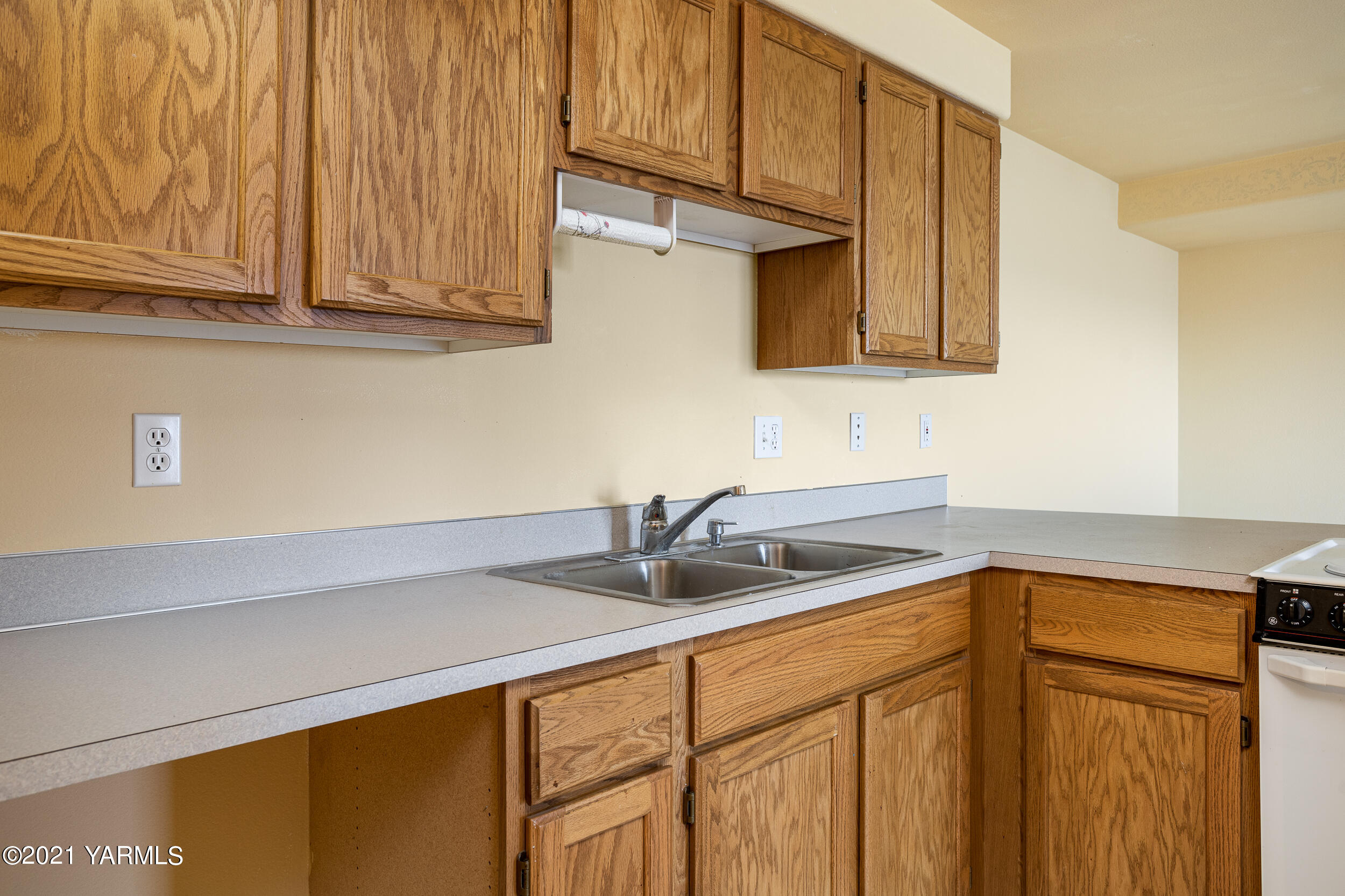 1212 Meadowbrook Road Yakima, WA 98903 - Photo 23 of 36 Lower Level Kitchen