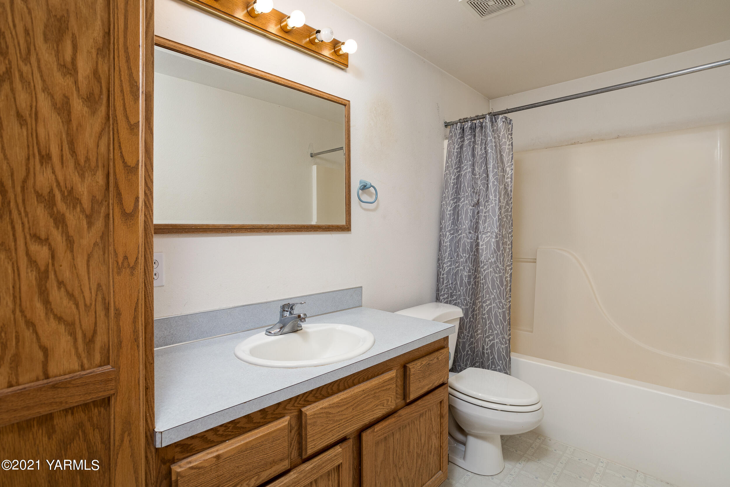 1212 Meadowbrook Road Yakima, WA 98903 - Photo 29 of 36 Lower Level Bath