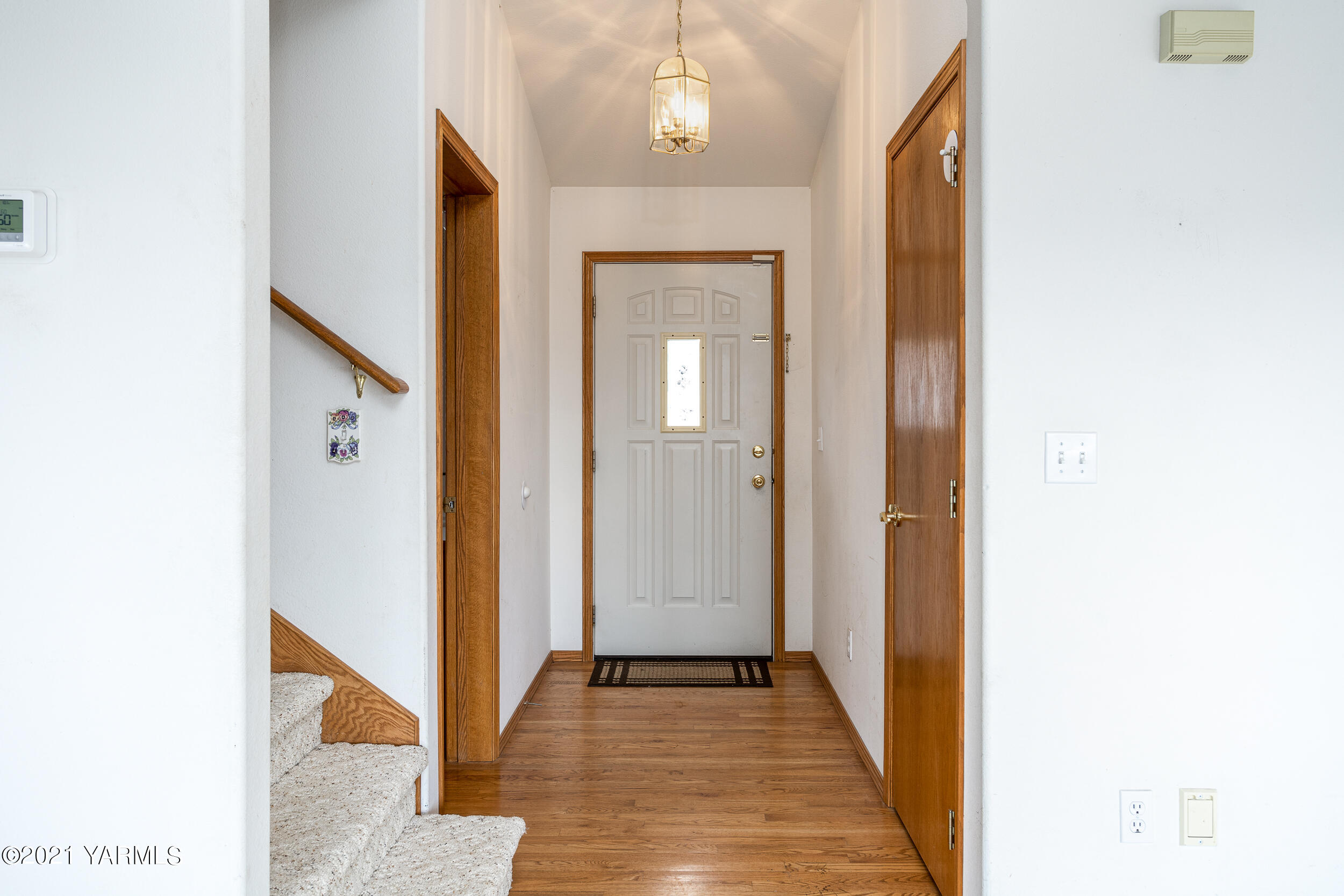 1212 Meadowbrook Road Yakima, WA 98903 - Photo 4 of 36 Interior Entry View