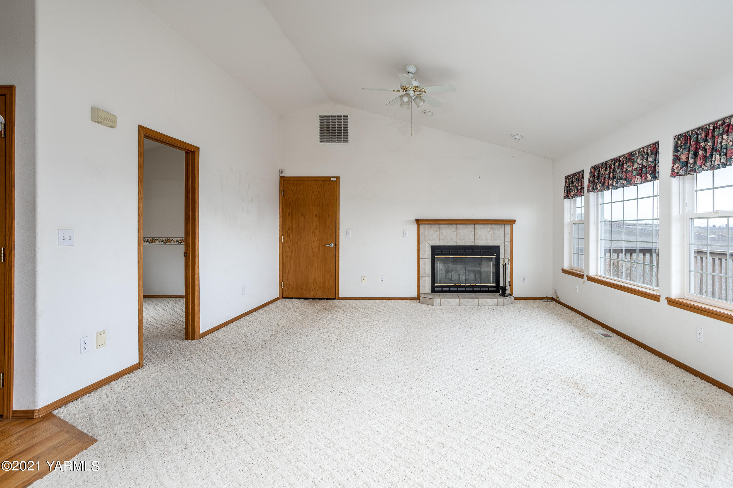 1212 Meadowbrook Road Yakima, WA 98903 - Photo 5 of 36 Living Room w/ Fireplace