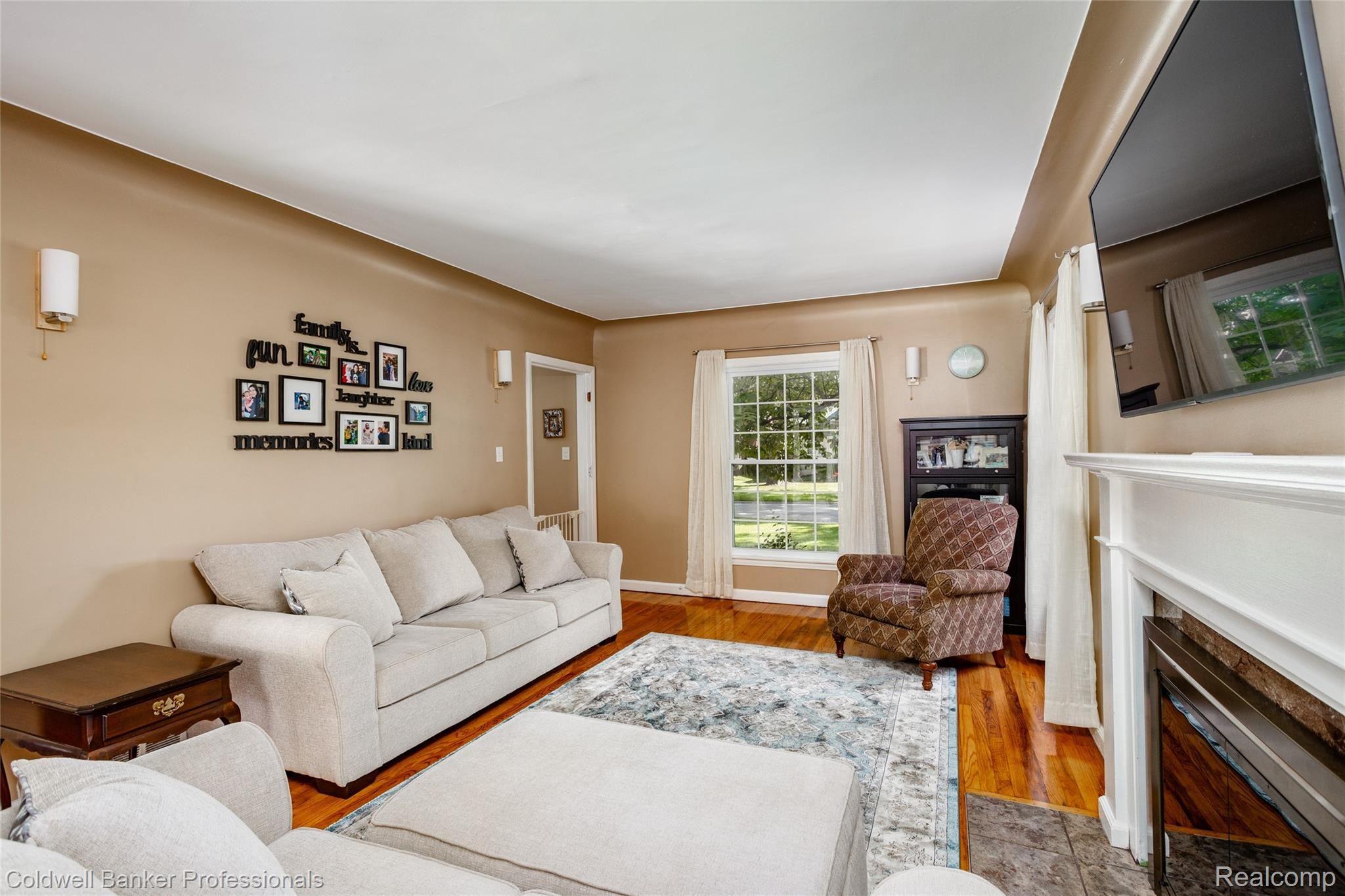 14909 Greenview Road Detroit, MI 48223 - Photo 3 of 21 Living Room