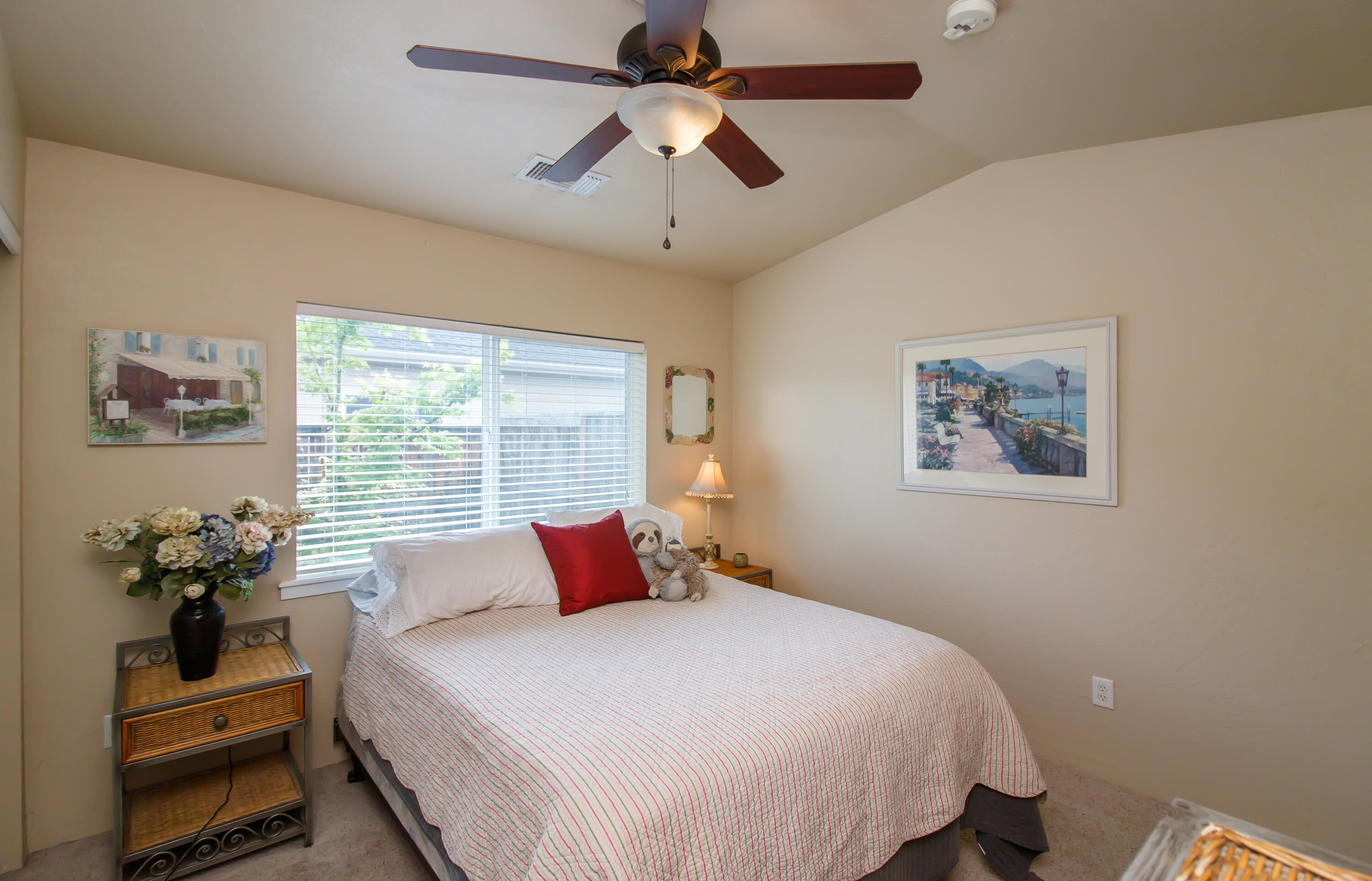 304 Live Oak Loop Central Point, OR 97502 - Photo 13 of 21 mstr bed2