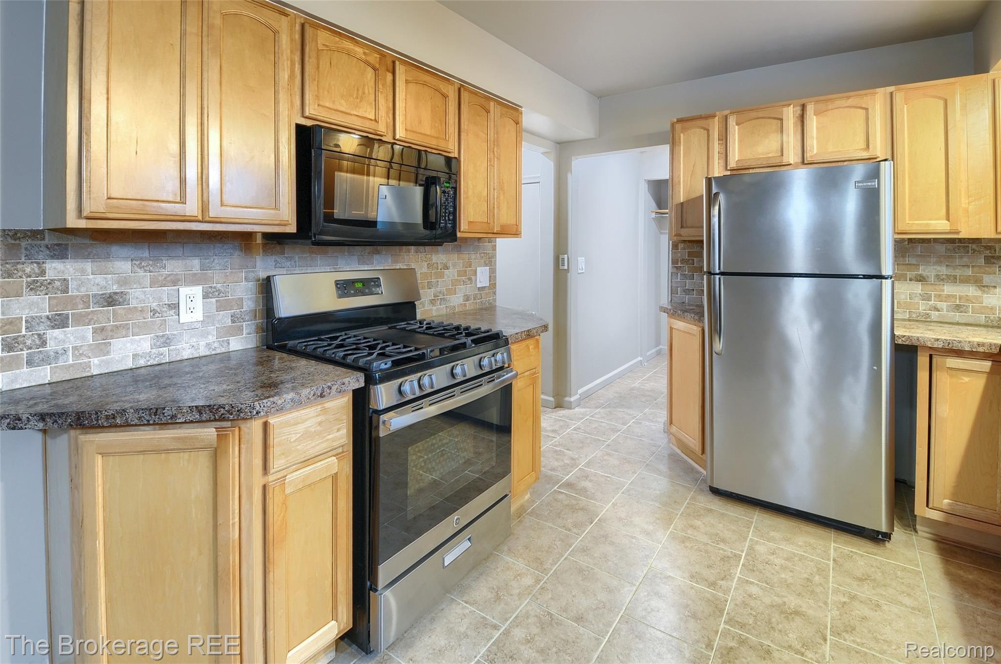 5250 East Carpenter Road Flint, MI 48506 - Photo 8 of 33 DSC_5057-HDR(5).jpg