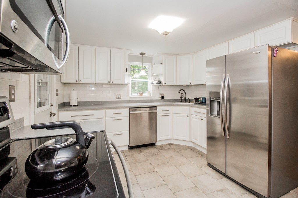 58 Londonderry Road Framingham, MA 01701 - Photo 3 of 26 Gallery Image 3