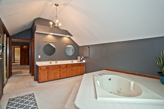 1936 Slippery Rock Road Naperville, IL 60565 - Photo 15 of 25 a bathroom with a bathtub and mirror