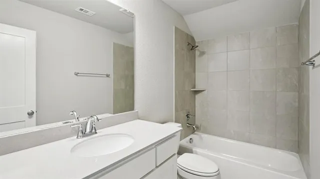 a view of a house with backyard