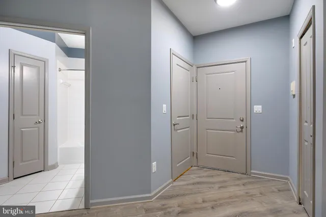 an empty room with closet and mirror