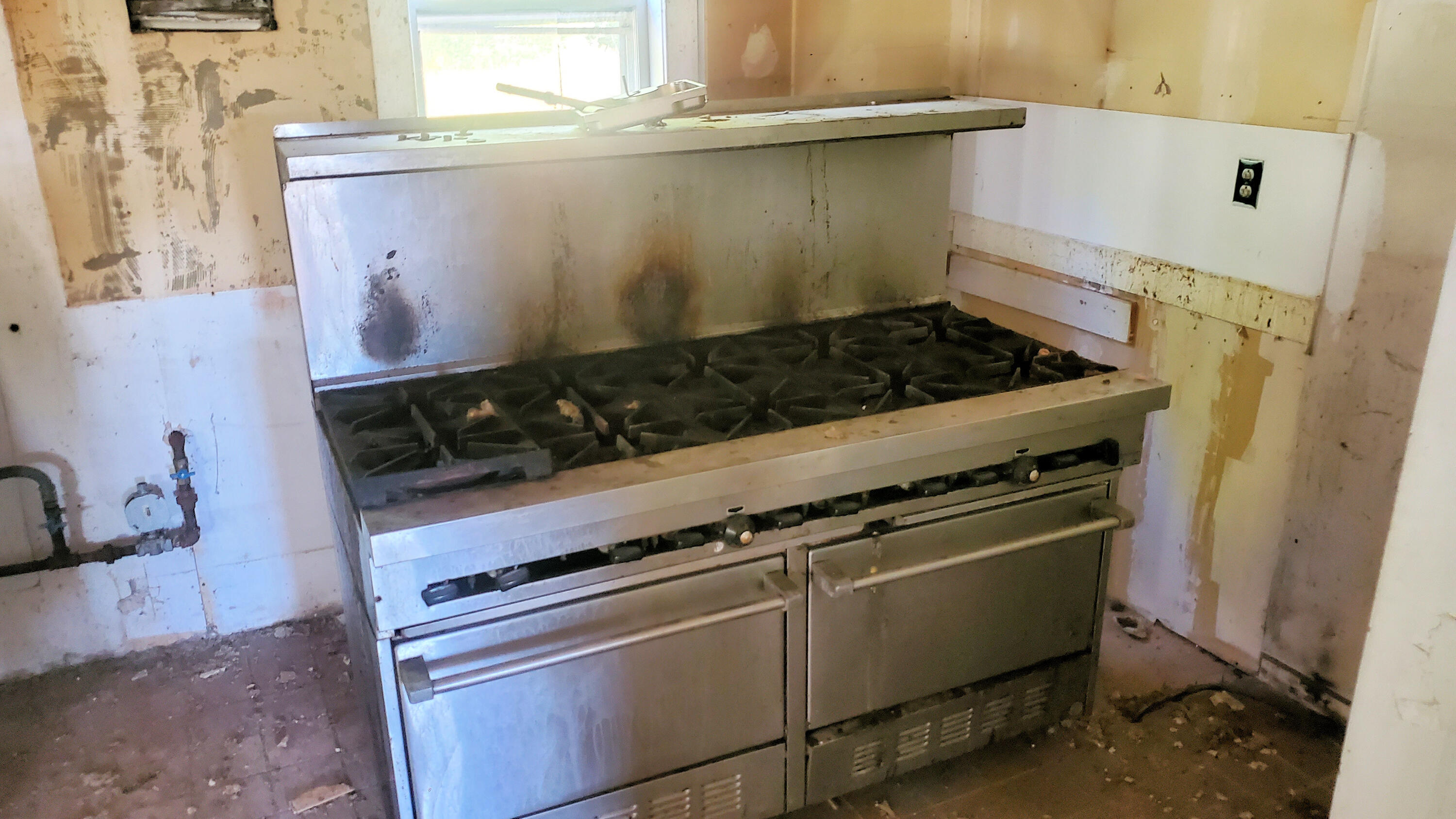 884 Surry Road Surry, ME 04684 - Photo 18 of 64 03_kit_stove