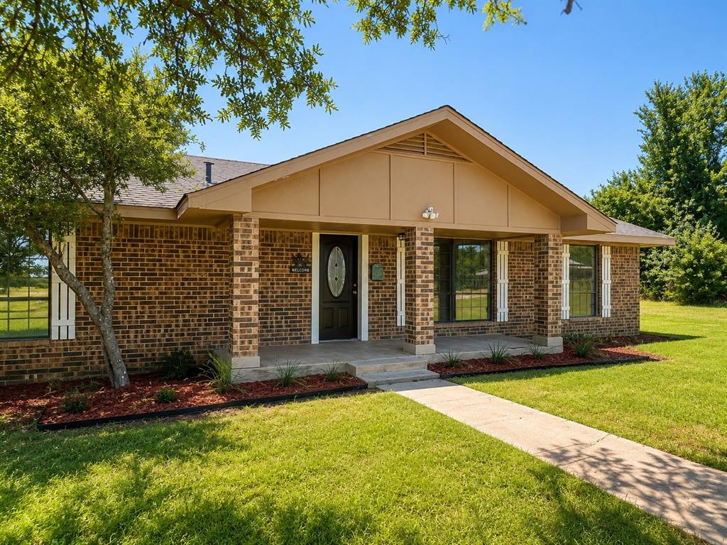 150 Sandlin Court Springtown, TX 76082 - Photo 2 of 38
