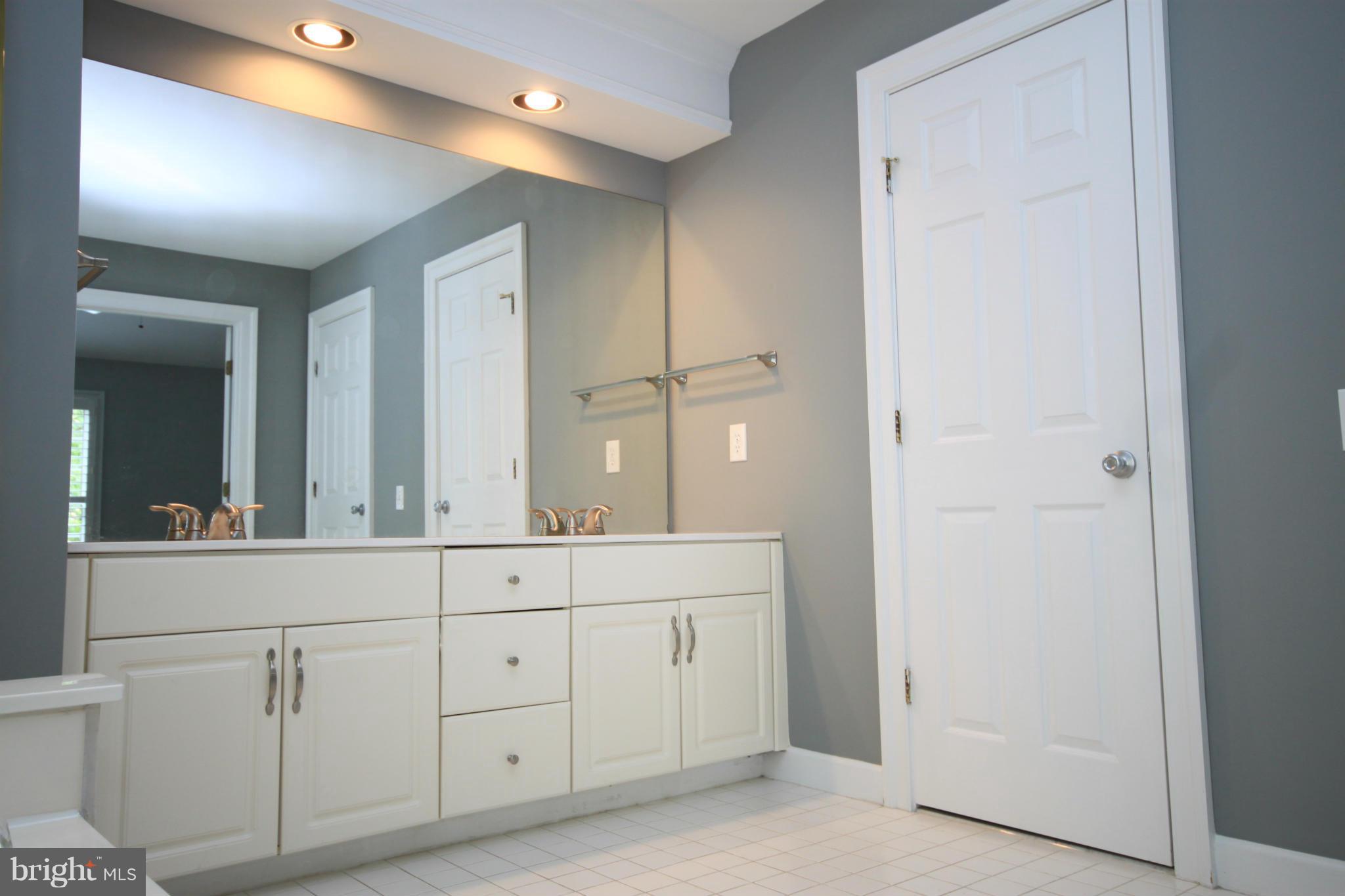2703 Courthouse Oaks Road Vienna, VA 22181 - Photo 20 of 30 Bath (Master)