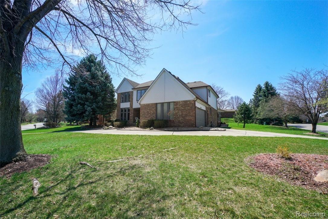 1710 Rapids Way Rochester, MI 48309 - Photo 34 of 42 32 - Exterior.jpg