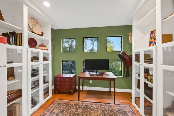 $749,000 | 929 Wynnwood Lane, Houston, TX 77008