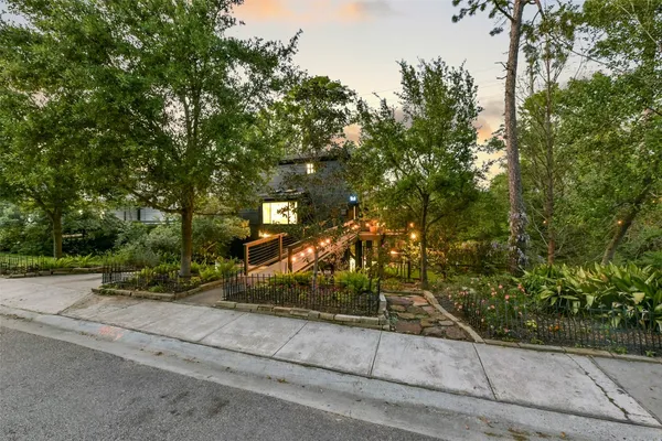 $749,000 | 929 Wynnwood Lane, Houston, TX 77008