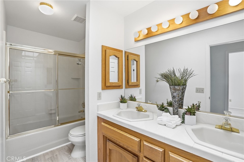 3361 Marshall Lane Lompoc, CA 93436 - Photo 20 of 35 Large skylighted hall bath