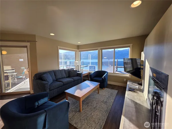 $2,700 | 1 Lakeside 714-i, Manson, WA 98831