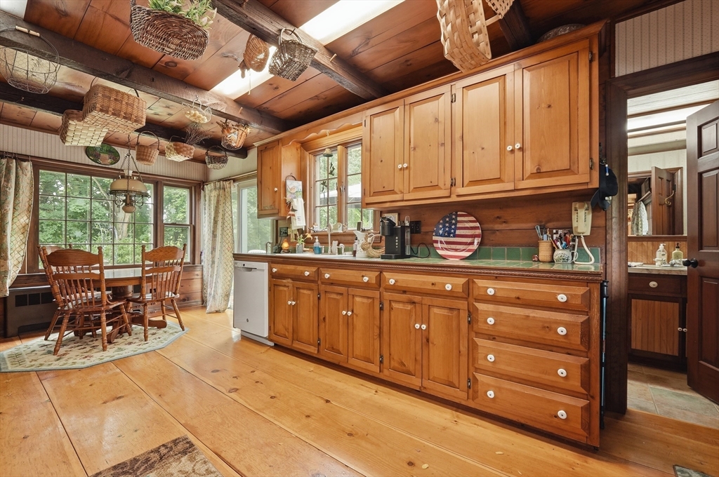 166 County Road Freetown, MA 02717 - Photo 9 of 33