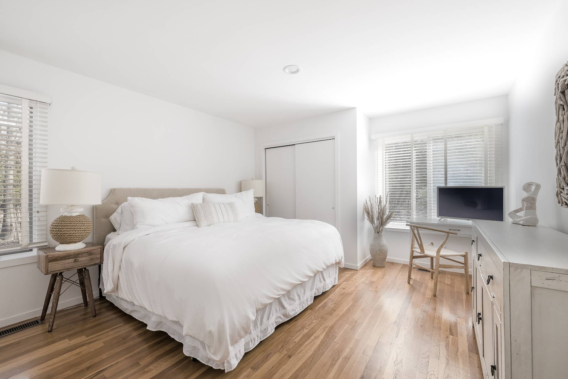 5 Wigwam View Lane East Hampton, NY 11937 - Photo 14 of 28 a bedroom with a bed and a table