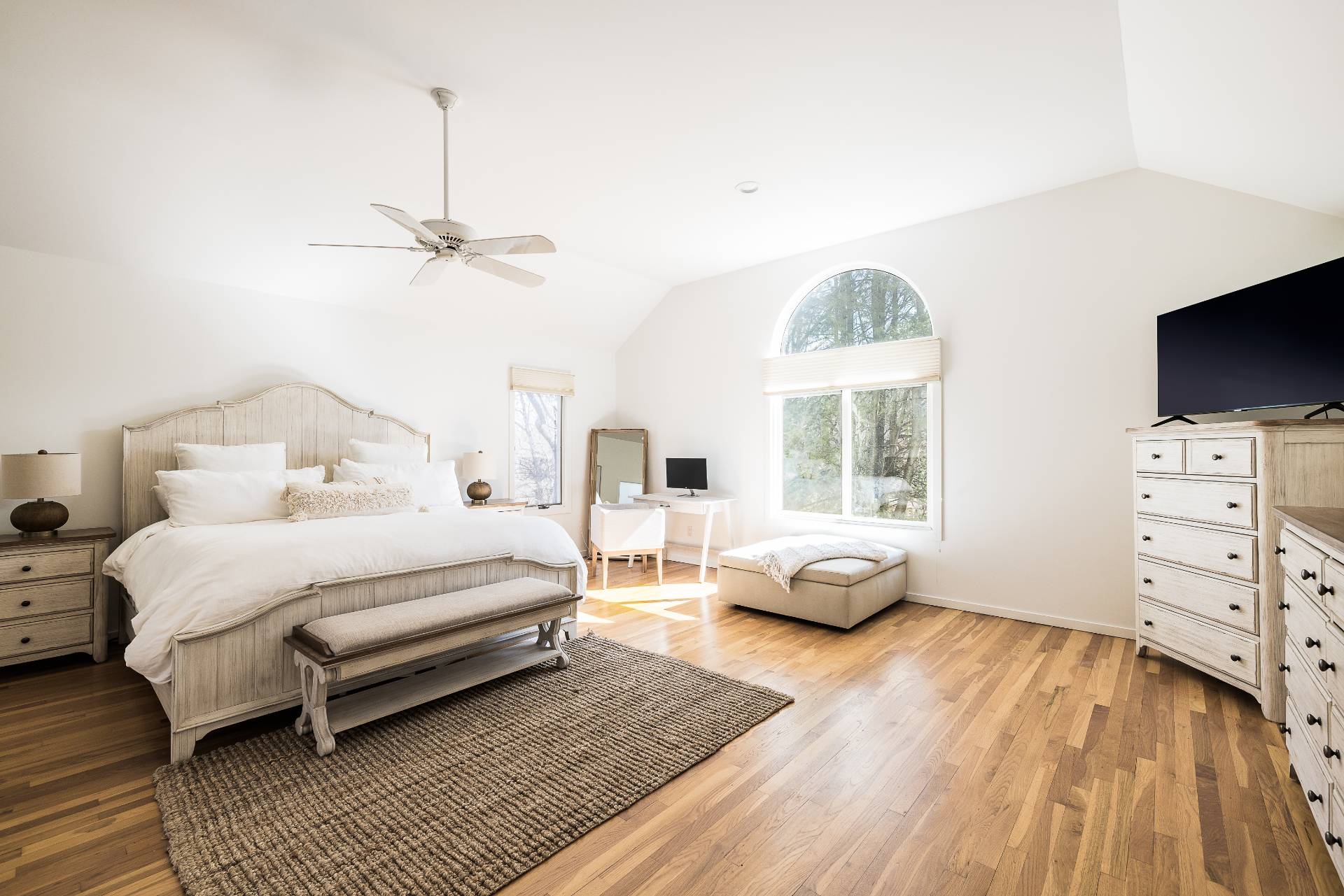 5 Wigwam View Lane East Hampton, NY 11937 - Photo 18 of 28 a spacious bedroom with a bed and a flat screen tv