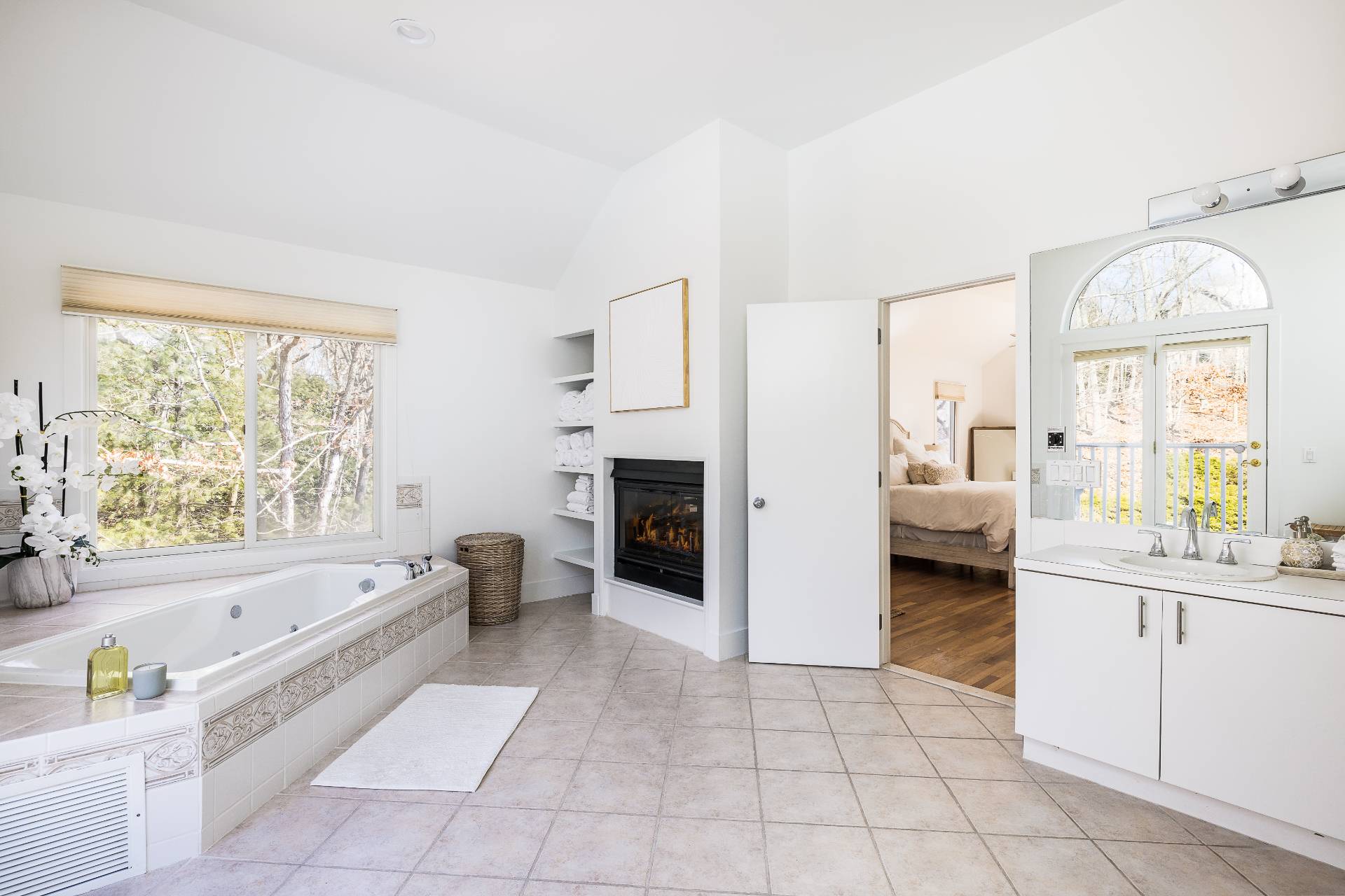 5 Wigwam View Lane East Hampton, NY 11937 - Photo 20 of 28 a bathroom with a bathtub sink and mirror