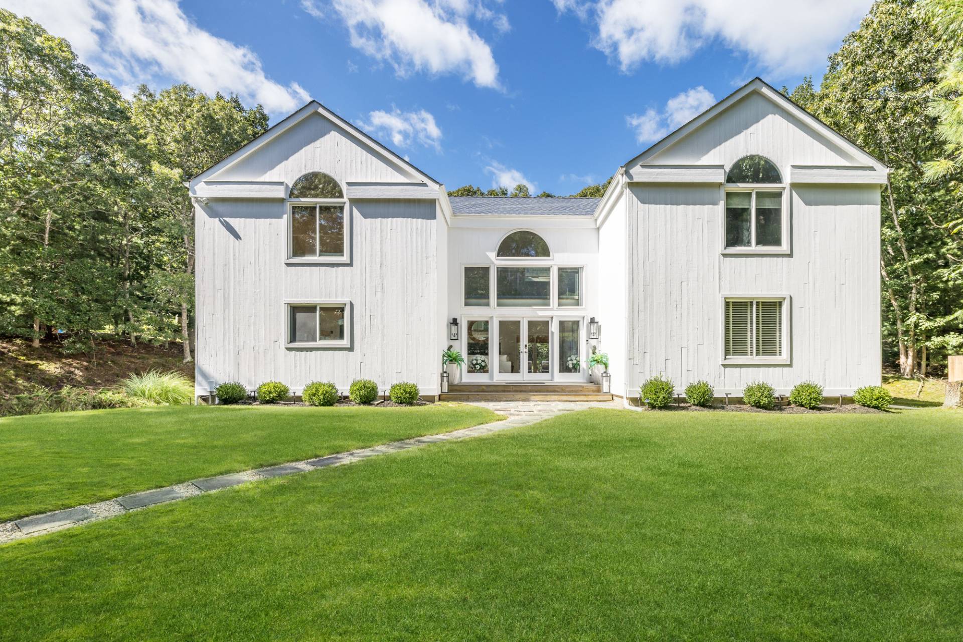 5 Wigwam View Lane East Hampton, NY 11937 - Photo 5 of 28 a front view of a house with a yard